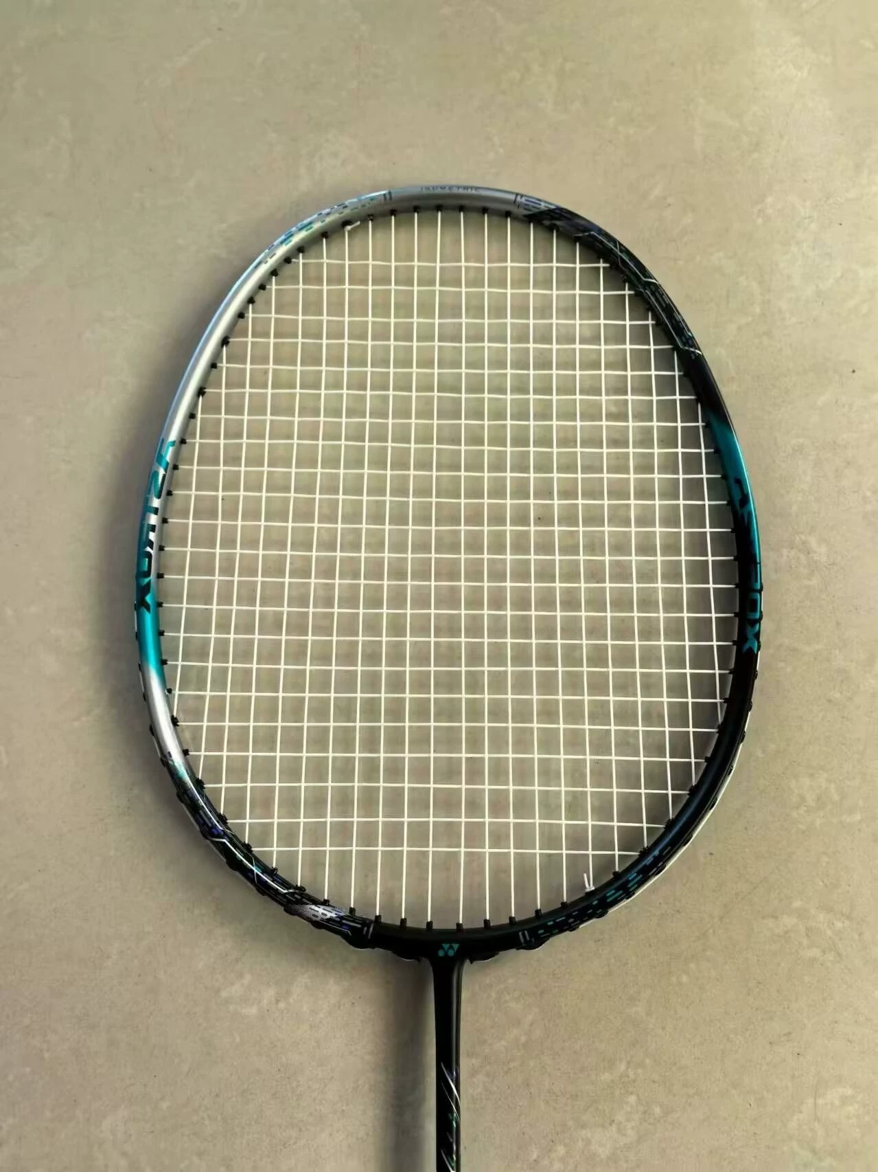 全新精定尤尼克斯天斧88d新色羽毛球拍单拍高定全碳素超轻4U碳纤维进攻型耐用型羽毛球 （质保28高磅） 拍框材质全新高钢碳素纤维，拍杆材质高弹碳素纤维。轻盈、弹